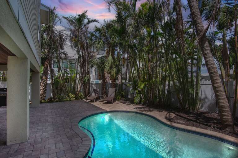 Private Pool, Loungers