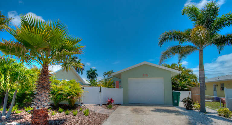 Cute Bungalow with private entrance and garage access