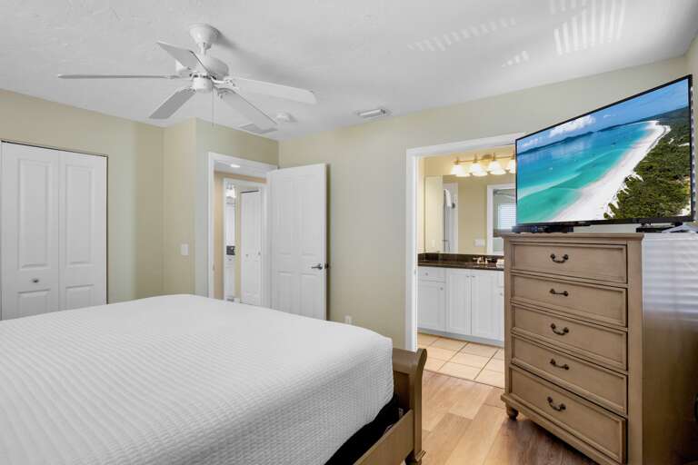 Second Bedroom, Queen