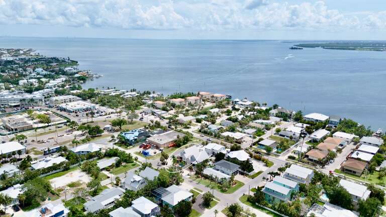 Seabreeze Cottage by Anna Maria Vacations
