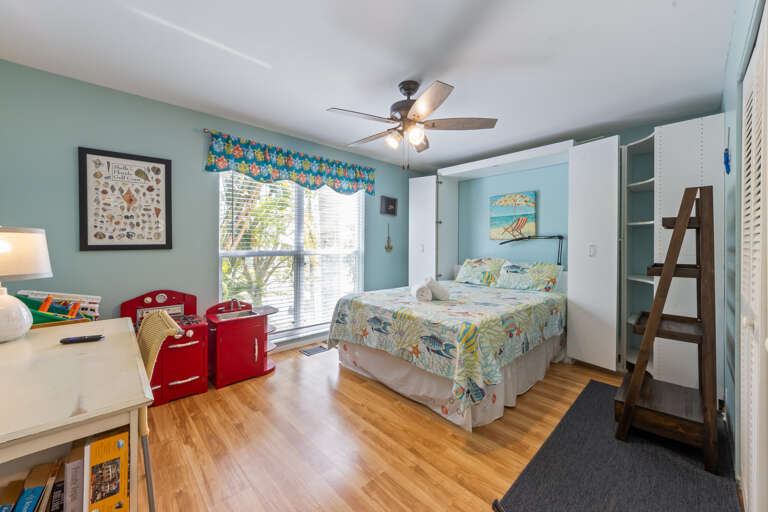 Fourth Bedroom, Queen