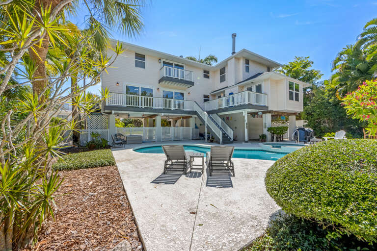 House with private swimming pool