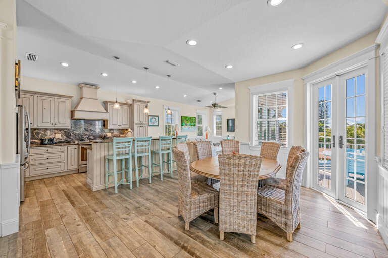 Breakfast Bar & Dining Area