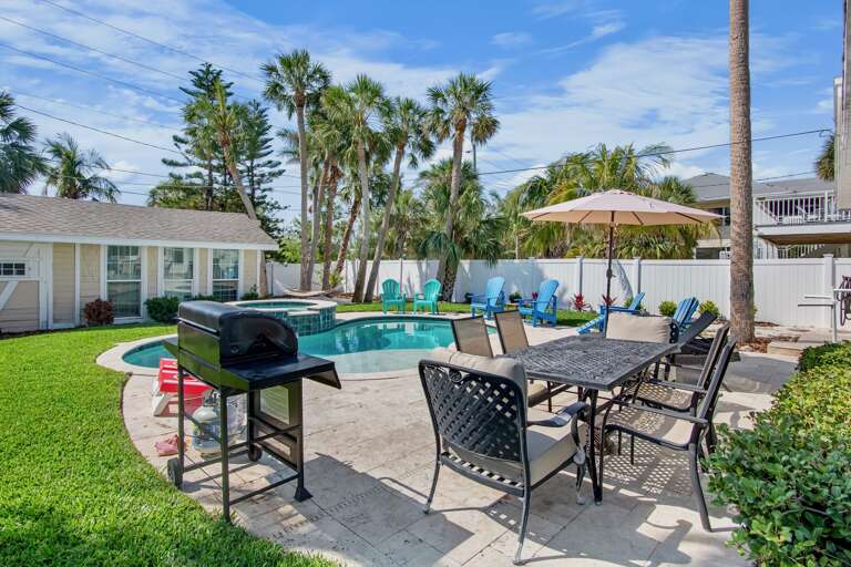 Poolside Dining, Outdoor Grill