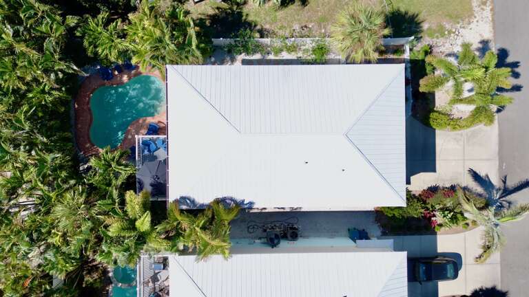 House featuring a refreshing pool