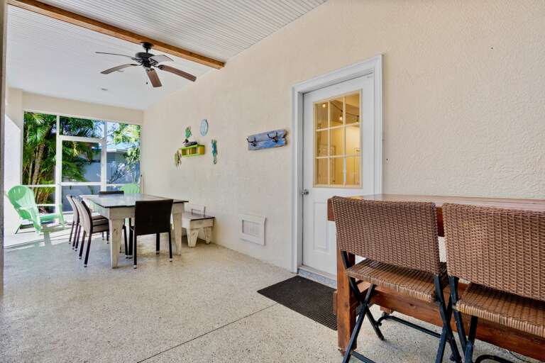 Screened-in Patio with Outdoor Seating