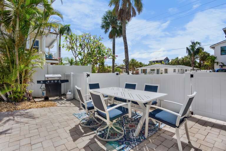 Poolside Dining - Outdoor Grill