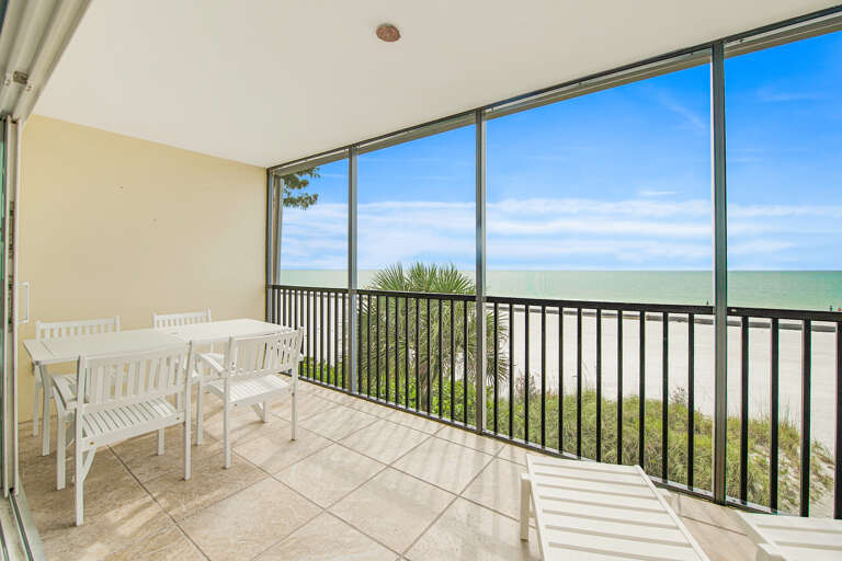 Screened-in Balcony - Lounge and Dining