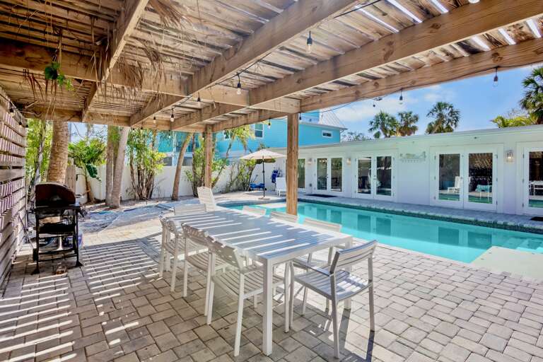 Poolside Dining - Outdoor Grill