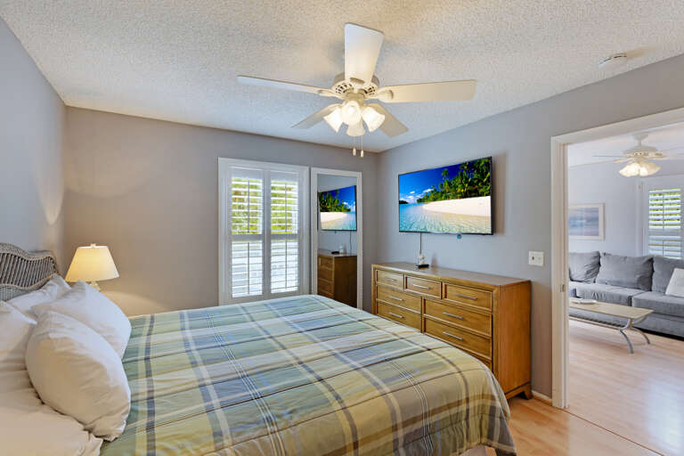 Queen-Bed Guest Room
