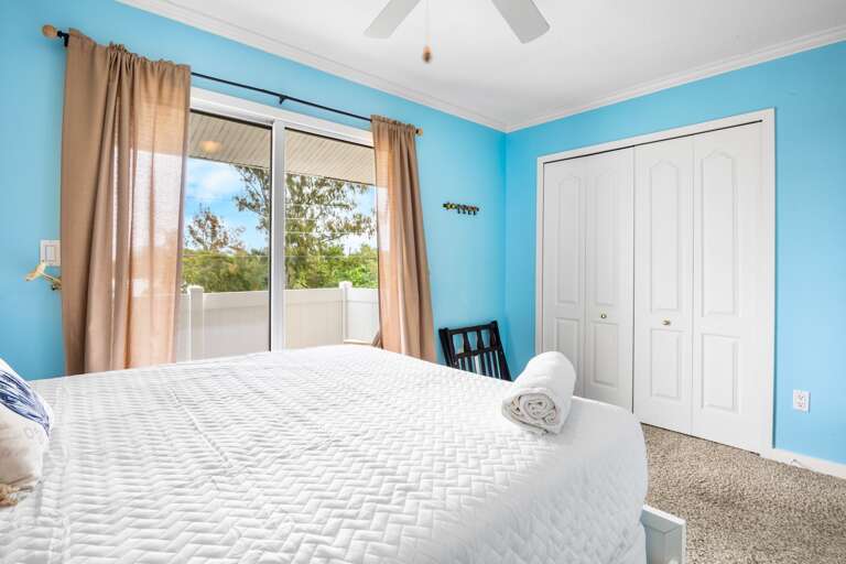 Primary Bedroom, Queen bed