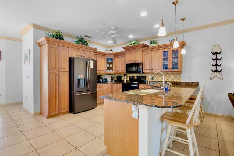Kitchen area, breakfast bar