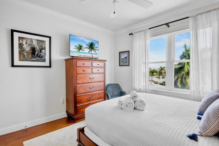 Second Bedroom, Queen