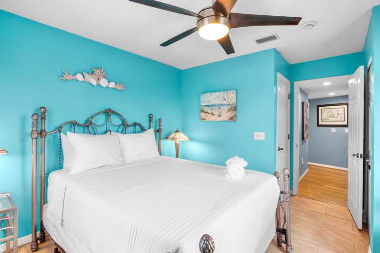 Third Bedroom, Queen