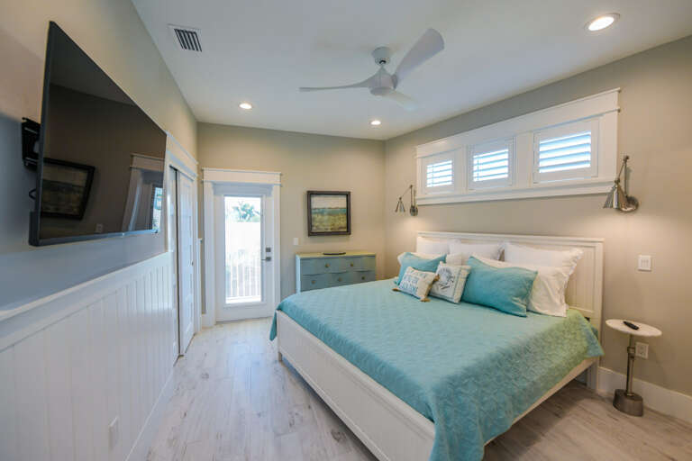 Fifth Bedroom, Third Floor - King