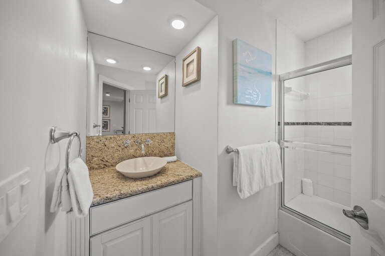 Second Bedroom (2nd floor), Ensuite Bathroom