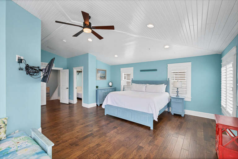 Primary Bedroom (4th floor), King bed