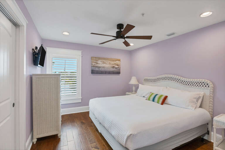 Sixth Bedroom (3rd floor), King bed