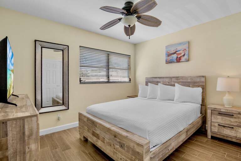 Primary Bedroom, Queen bed