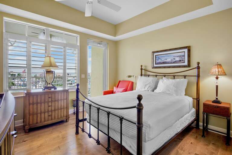 Second Bedroom, Queen