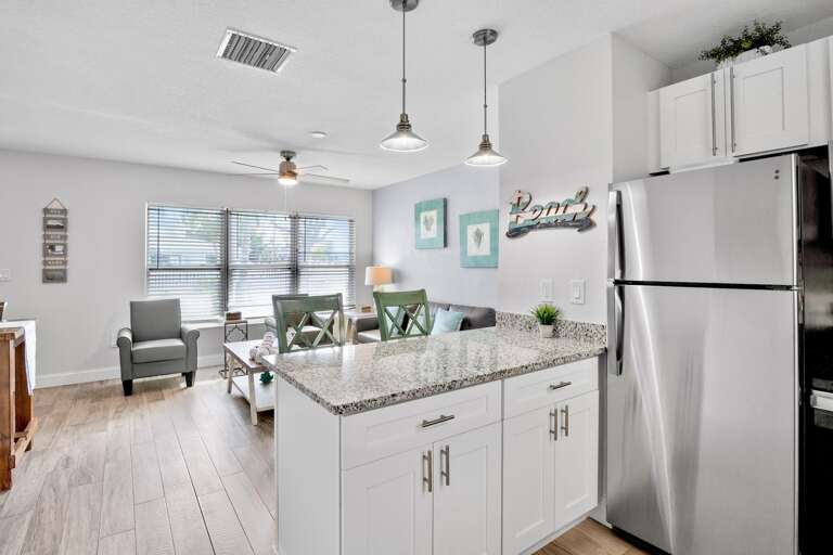 Fully equipped kitchen with breakfast bar