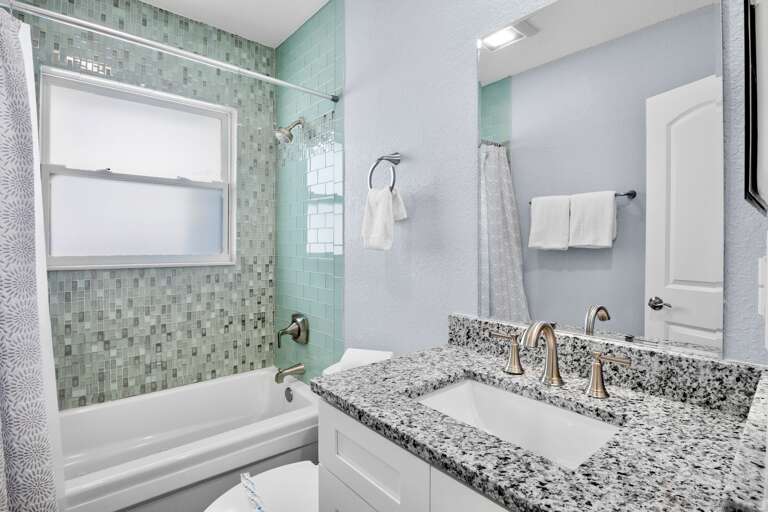 Hall Bathroom with shower/tub combo