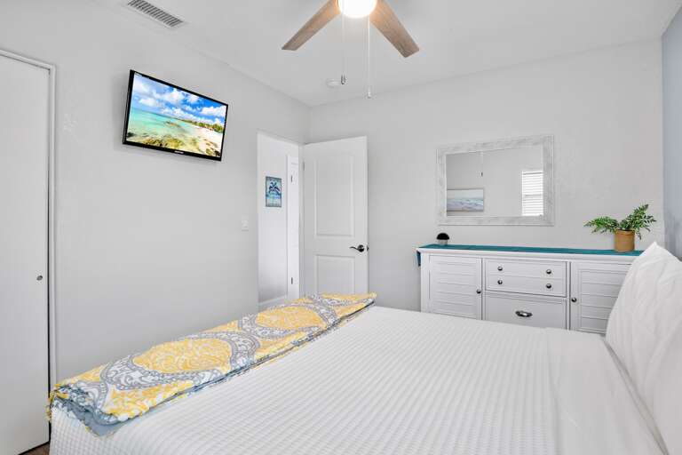 Primary Bedroom, Queen bed