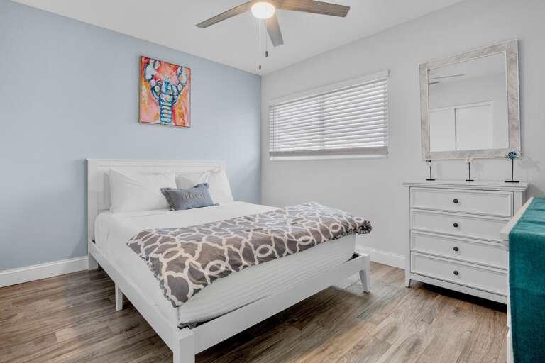 Primary Bedroom, Queen bed