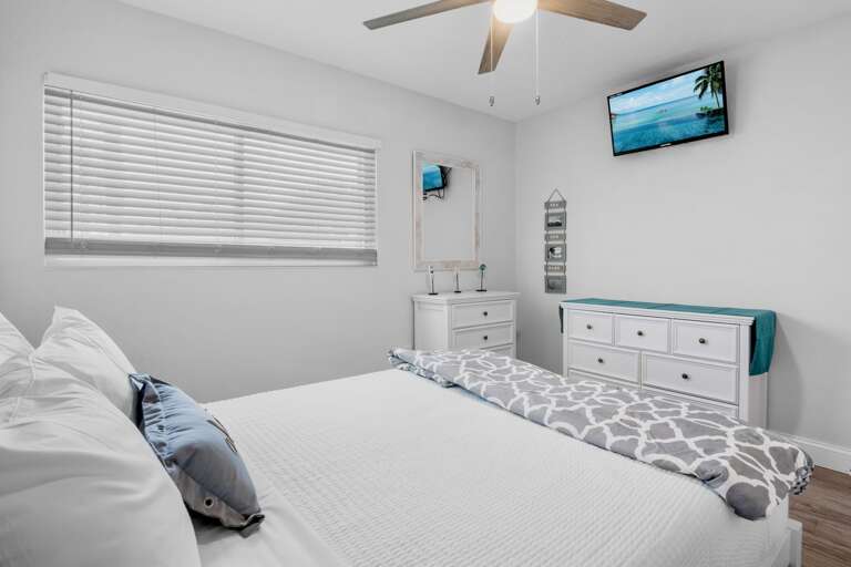 Primary Bedroom, Queen bed