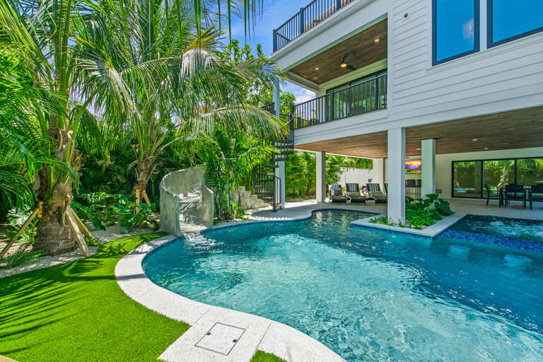 Poolside Lounge and Outdoor Dining