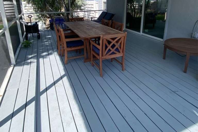 Screened-in lanai with outdoor dining