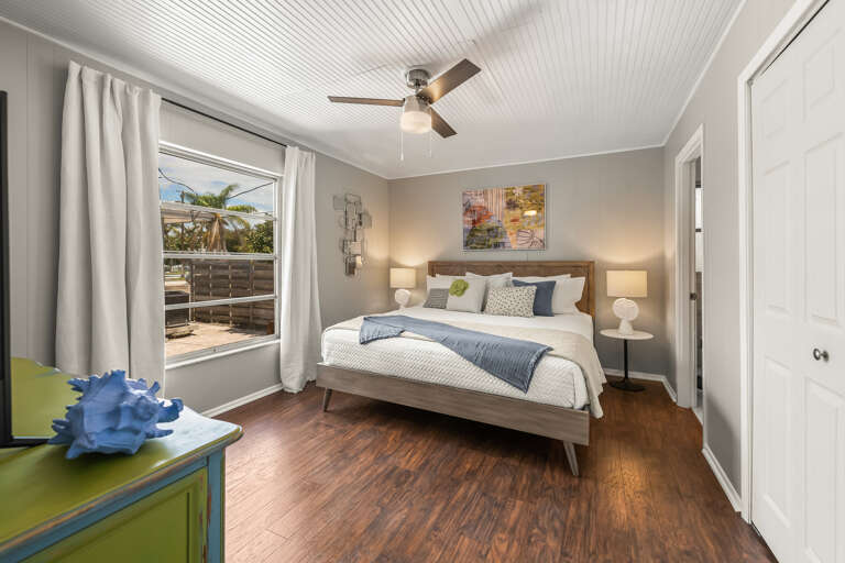 Second Bedroom (Main Cottage), King bed