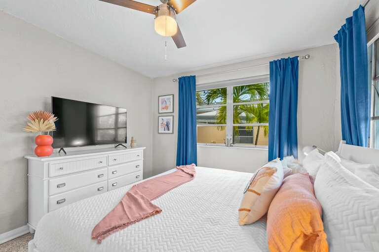 Fifth Bedroom (Second Cottage), King bed