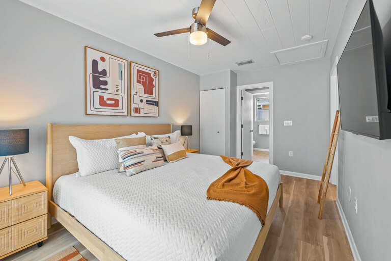 Third Bedroom (Second Cottage), King bed