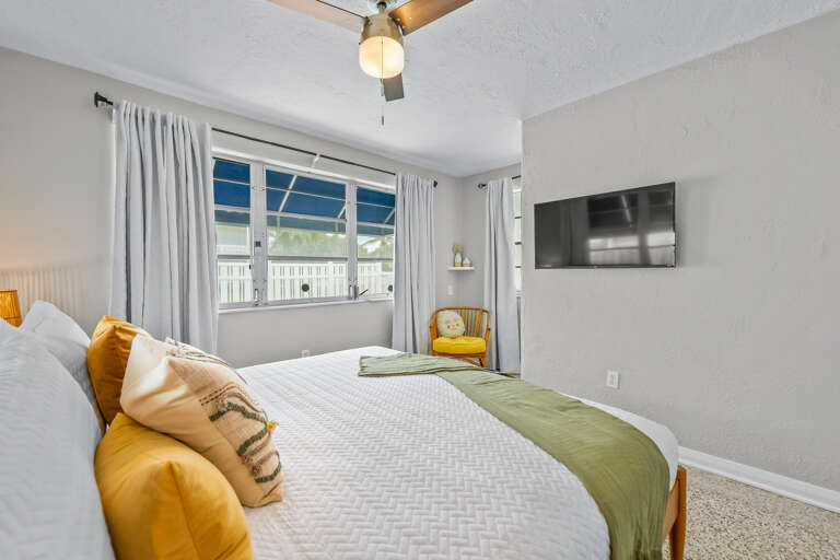 Fourth Bedroom (Second Cottage), King bed