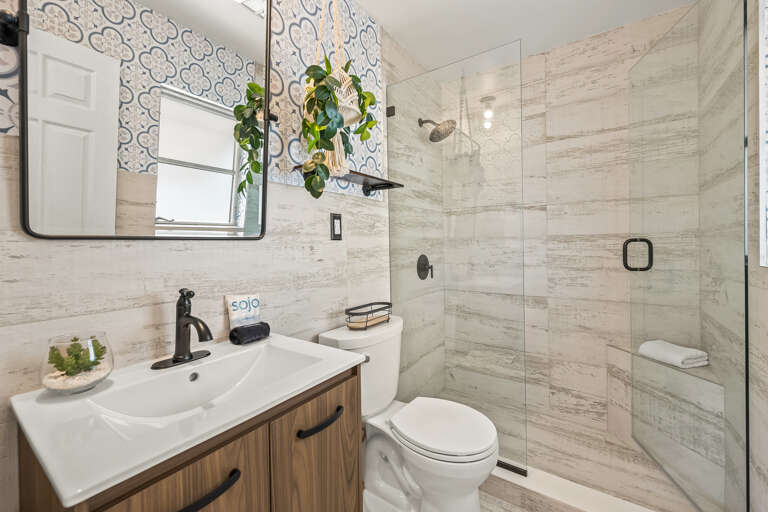 Primary Bedroom (Main Cottage), Ensuite bathroom with walk-in shower