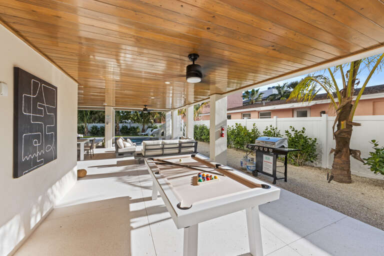 Outdoor Patio - Pool Table and Grill
