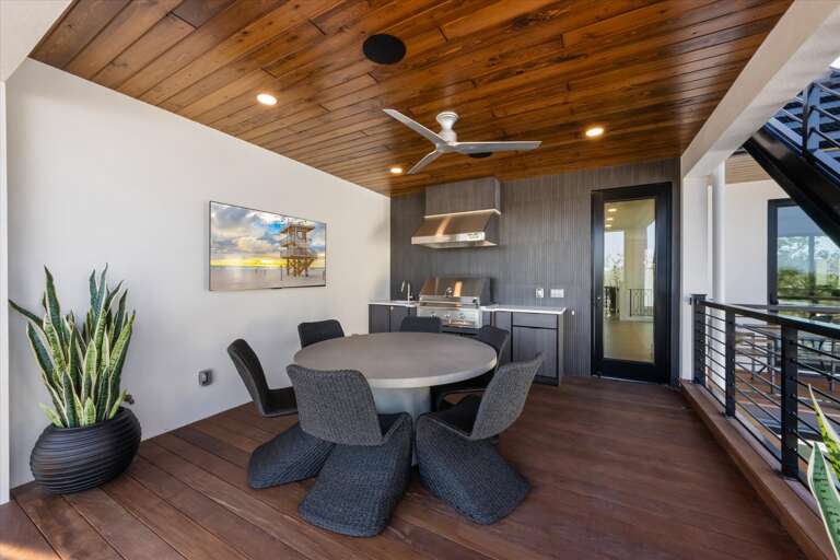 Outdoor Dining and Built-in Grill
