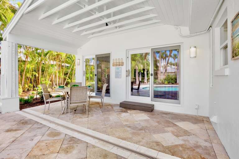 Private Pool and Outdoor Dining table