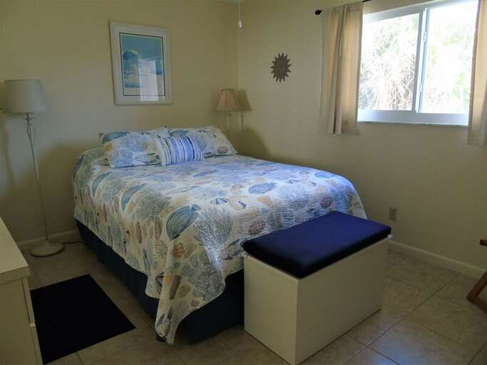Guest Bedroom, Queen bed