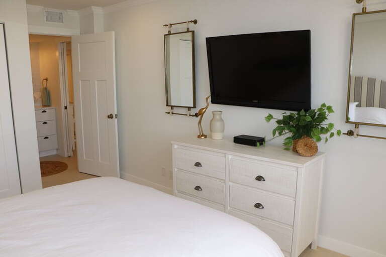Second Bedroom, Queen
