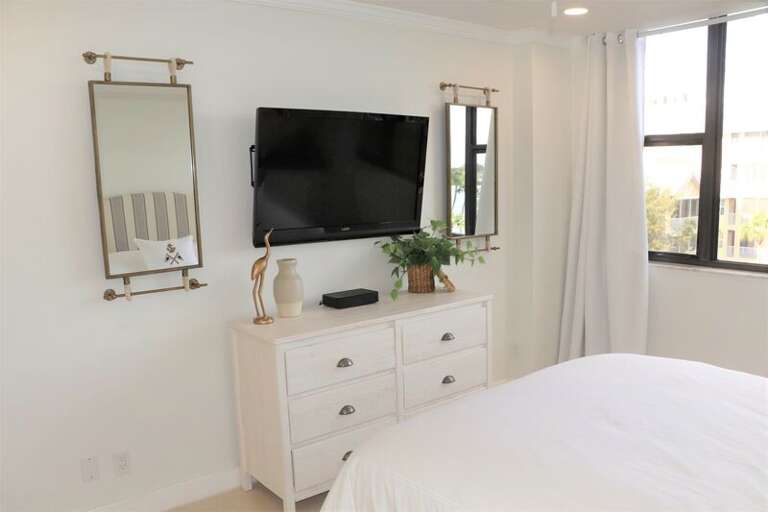 Second Bedroom, Queen