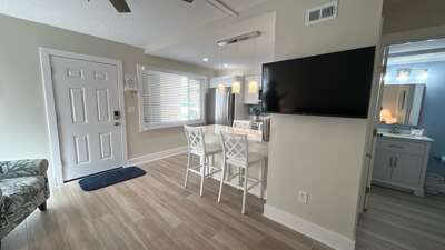 Living area with TV and access to equipped kitchen