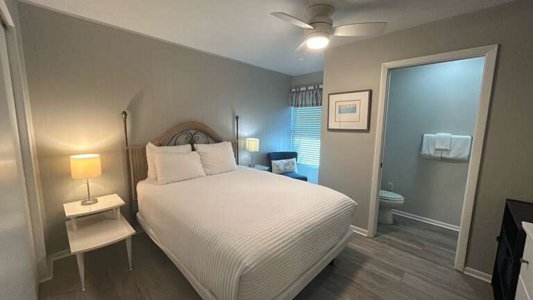 Primary Bedroom, Queen bed