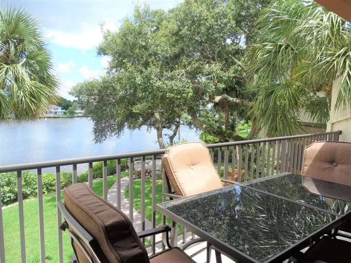 Private balcony with Outdoor Dining area