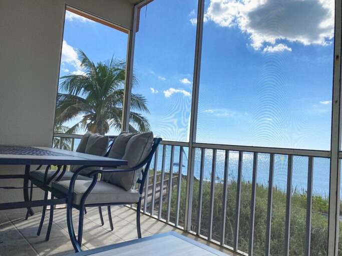 Screened-in lanai with Dining Table