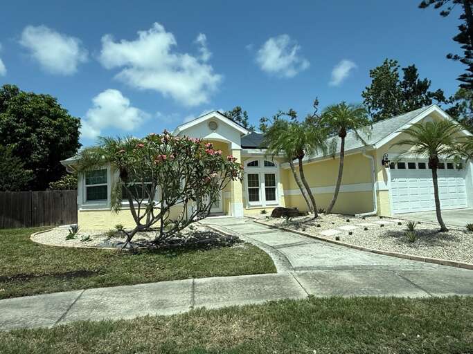 Casa Mango - Front yard