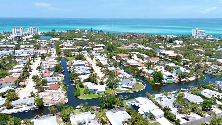 Leona Breeze by Tropical Sands Accommodations