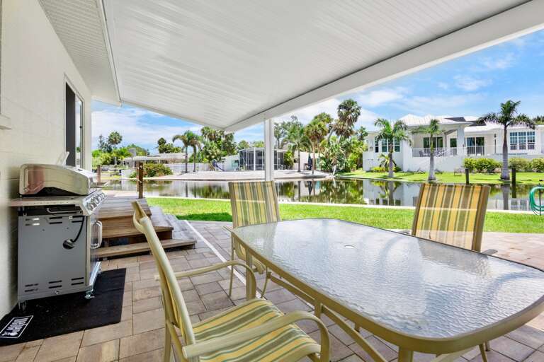 Poolside Dining, Outdoor Grill