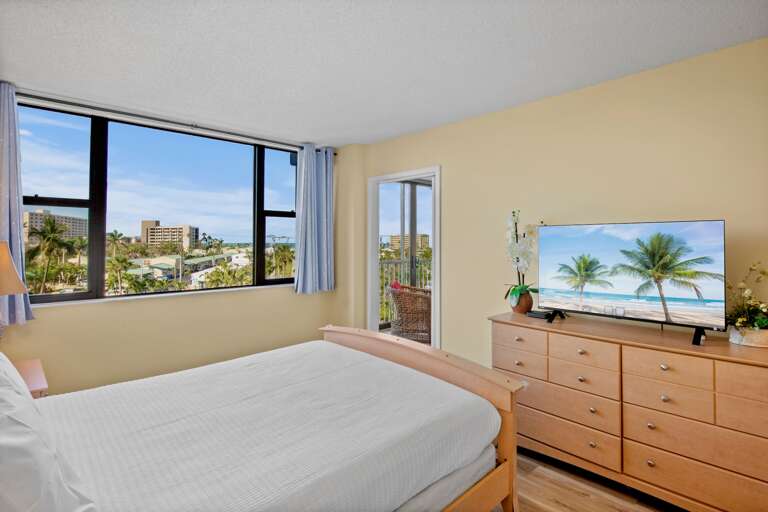 Second Bedroom, Queen